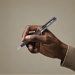 Caneta de metal com estojo elegante de couro sintético, tinta azul cor preto vista detalhe 4