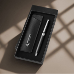 Caneta de metal com estojo elegante de couro sintético, tinta azul cor preto vista detalhe 3