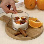 Vela aromática de cera vegetal com fragrância de canela e citrinos vista de ambiente