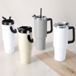 Garrafa de aço inoxidável reciclado com palhinha e bocal 1,2 L vista de ambiente