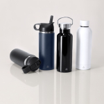 Garrafa térmica de aço inoxidável com pega 500 ml vista de ambiente