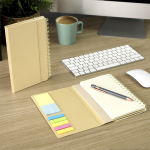 Caderno com planificador semanal dobrável e bloco de notas A5 vista de ambiente