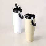 Garrafa de aço inox reciclado com pega a condizer 900 ml vista de ambiente