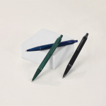 Caneta botão de alumínio com acabamento de borracha, tinta azul vista de ambiente