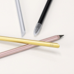 Lápis eterno de alumínio reciclado com escrita infinita vista de ambiente