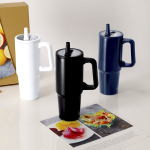 Garrafa térmica de aço inoxidável com pega 870 ml vista de ambiente