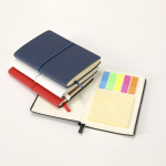 Caderno de couro sintético bloco de notas interior folhas pautadas A6 vista de ambiente