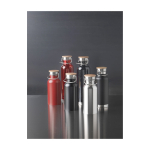 Garrafa de aço inoxidável de parede simples e tampa com bambu 550 ml imagem de estilo de vida