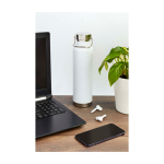 Garrafa de aço inox reciclado de parede dupla e tampa de rosca 650 ml cor preto imagem de estilo de vida 2
