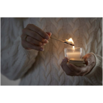Vela aromática em frasco de vidro com tampa de bambu 40g cor branco imagem de estilo de vida