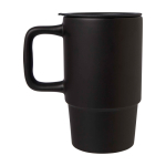 Caneca de cerâmica com tampa de plástico e asa grande 450 ml cor preto segunda vista com lateral