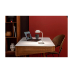 Candeeiro de mesa recarregável e regulável como precisar Kooduu Fokus cor branco imagem de estilo de vida