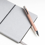 Caneta de alumínio com botão e detalhes prateados, tinta azul cor rosa ouro