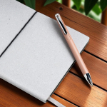 Caneta de alumínio com botão e detalhes prateados, tinta azul