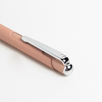 Caneta de alumínio com botão e detalhes prateados, tinta azul