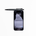 Caneta de alumínio com botão e detalhes prateados, tinta azul