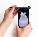 Caneta de alumínio com botão e detalhes prateados, tinta azul