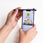 Caneta de alumínio com botão e detalhes prateados, tinta azul