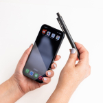 Caneta de alumínio com botão e detalhes prateados, tinta azul