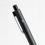 Caneta de alumínio com botão e detalhes prateados, tinta azul