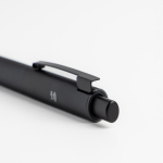 Caneta de alumínio com botão e detalhes prateados, tinta azul