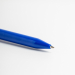 Caneta de ABS reciclado com mecanismo de botão, tinta azul