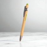 Caneta de bambu com ponteira táctil e detalhes metálicos, tinta azul cor verde-claro