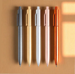 Caneta ecológica com clipe integrado e relevo às riscas, tinta preta