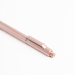 Caneta ecológica com clipe integrado e relevo às riscas, tinta preta