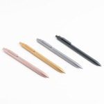 Caneta ecológica com clipe integrado e relevo às riscas, tinta preta