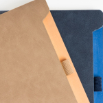 Caderno ecológico com porta-caneta lateral, folhas A5 lisas