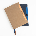 Caderno ecológico com porta-caneta lateral, folhas A5 lisas