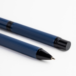 Conjunto de caneta e roller de aço e alumínio com relevo, tinta preta