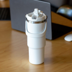 Copo térmico de aço inoxidável com tampa dupla e pega dobrável 900 ml