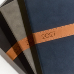Agenda diária A5 com capa tipo nubuck e fecho magnético em PU cor azul-marinho