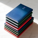 Agenda semanal A5 com capa em pele sintética e fita cor vermelho