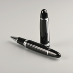 Caneta roller de corpo preto brilhante, detalhe cromado, tinta preta