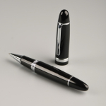 Caneta roller de corpo preto brilhante, detalhe cromado, tinta preta