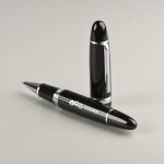 Caneta roller de corpo preto brilhante, detalhe cromado, tinta preta