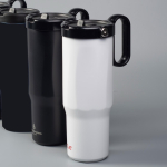 Copo térmico em aço inoxidável reciclado com palhinha rebatível 900ml