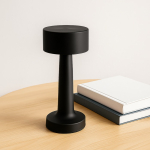 Candeeiro de mesa com 3 modos de luz e sensor tátil na parte superior cor preto quarta vista