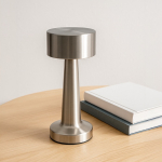 Candeeiro de mesa com 3 modos de luz e sensor tátil na parte superior cor prateado quarta vista