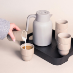 Jarro térmico com aparência característica estriada na vertical 1,5 L cor bege segunda vista