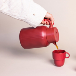 Jarro térmico com aparência característica estriada na vertical 1,5 L cor vermelho-escuro segunda vista