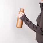 Garrafa térmica de aço reciclado com tampa a pressão 500 ml cor castanho quarta vista