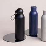 Garrafa térmica de aço monocromática com tampa redonda com pega 500 ml cor preto quarta vista