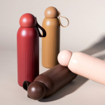 Garrafa térmica de aço monocromática com tampa redonda com pega 500 ml cor vermelho-escuro quinta vista