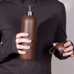 Garrafa térmica de aço monocromática com tampa redonda com pega 500 ml cor castanho escuro segunda vista