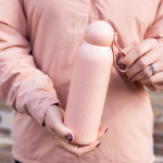 Garrafa térmica de aço monocromática com tampa redonda com pega 500 ml cor rosa pastel quarta vista