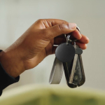 Localizador de artigos com porta-chaves compatível com Apple e Android cor preto quarta vista